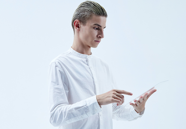 Ein Mann hält ein futuristisches Tablet in der Hand und bedient es. Bild: Pexels/Michelangelo Buonarroti