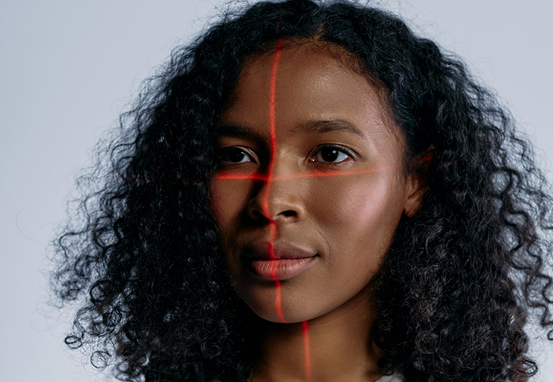 Eine Frau ist im Halbprofil zu sehen, die physischen Merkmale ihres Gesichts werden gerade für die biometrische Authentifizierung erfasst. Bild: Pexels/cottonbro