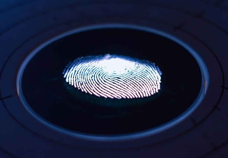 Zu sehen ist ein durch digitale Technik leuchtender Fingerabdruck. Es geht um die biometrische Authentifizierung. Bild: Unsplash/George Prentzas