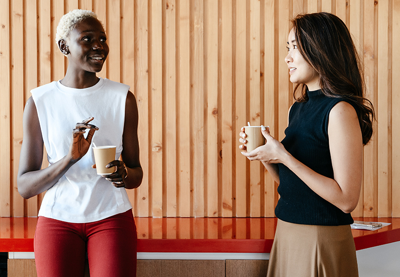 Zwei Kolleginnen machen gemeinsam Kaffeepause. Solche Begegnungen könnten künftig im Metaversum stattfinden. Bild: Pexels/Alexander Suhorucov