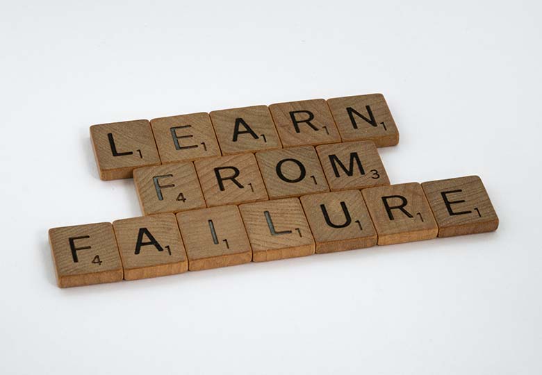 Aus Scrabble-Buchstaben ist zu lesen „Learn from Failure“. Es geht um die Fehlerkultur in Unternehmen. Bild: Pexels/Brett Jordan
