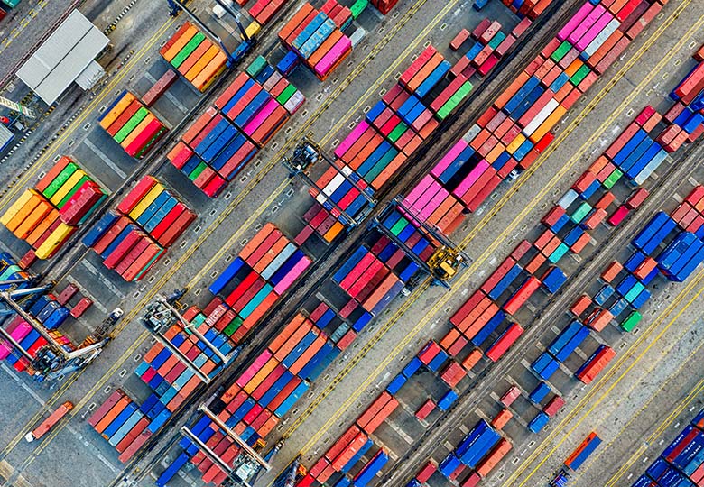 Zu sehen sind aus der Vogelperspektive unzählige Container, die auf den Weitertransport warten. Lieferengpässe sorgen für Probleme. Bild: Pexels/Tom Fisk