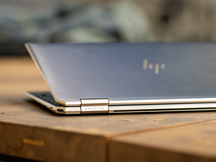 Zu sehen ist ein fast zugeklappter Laptops, der ausrangiert werden soll. Bild: Unsplash/Mika Baumeister