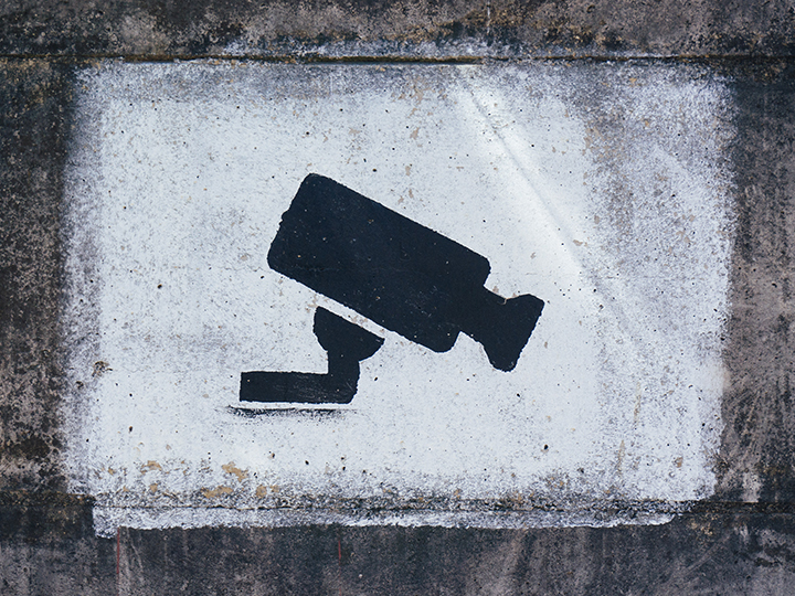 Zu sehen ist die Zeichnung einer Überwachungskamera. Überwachungsmechanismen werden für Unternehmen immer wichtiger. Bild: Unsplash/Tobias Tullius