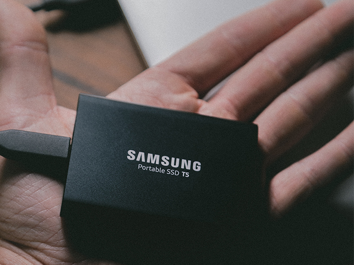 Eine SSD liegt auf einer Handfläche. Ist sie über Jahre nicht in Betrieb, kann Bitrot drohen. Bild: Unsplash/Jakob Owens