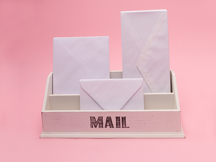 Zu sehen ist ein Holzständer mit drei Briefen; es geht darum, wie sich ein Geschäftsbrief schreiben lässt. Bild: Pexels/Kindel Media