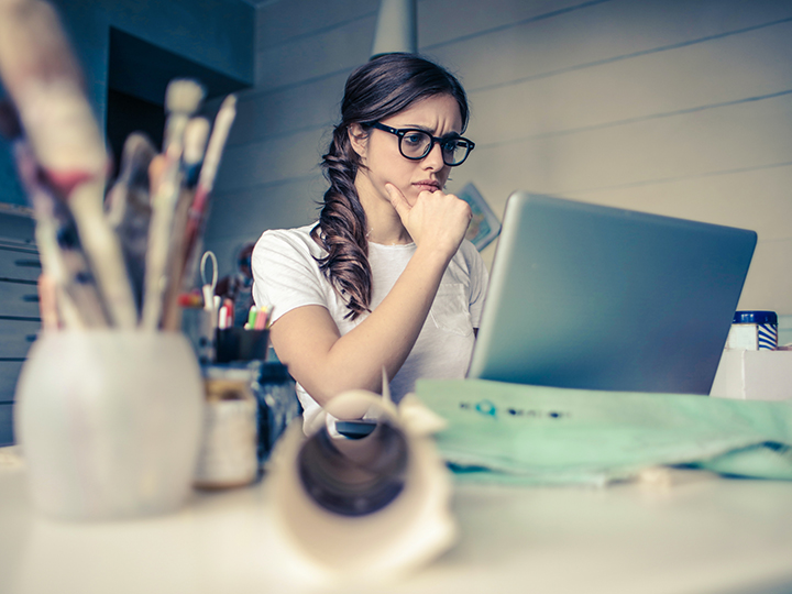Eine Frau arbeitet am Laptop und sieht skeptisch aus. Ist das Gerät von der Malware Zloader infiziert? Bild: Pexels/Andrea Piacquadio