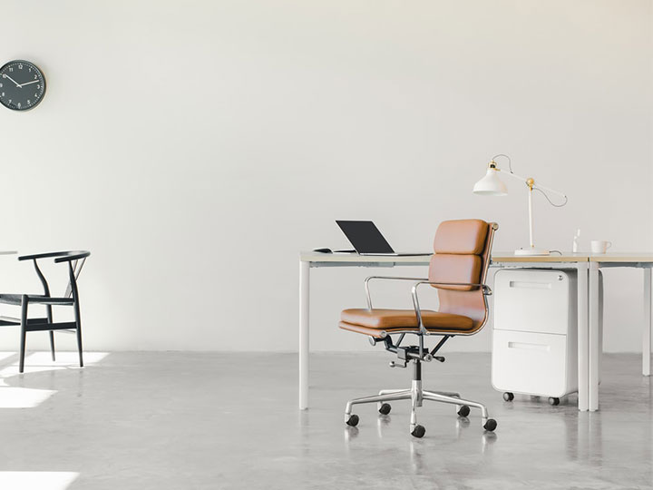 Menschenleeres Büro mit Schreibtisch und Stuhl