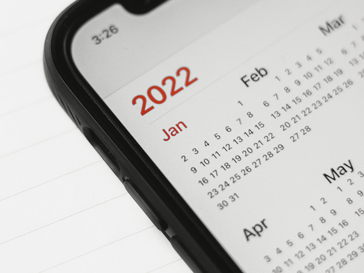 Zu sehen ist ein Handy, auf dem ein Kalender aufgerufen ist. Es geht um die Datenschutz-Änderungen 2022. Bild: Unsplash/Behnam Norouzi