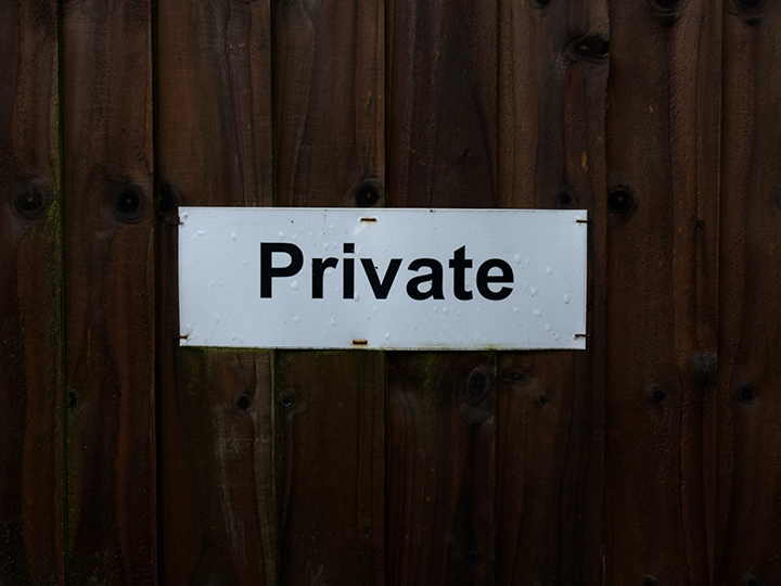 Zu sehen ist ein Schild mit der Aufschrift „PRIVATE“. Bild: Unsplash/Pierre Bamin