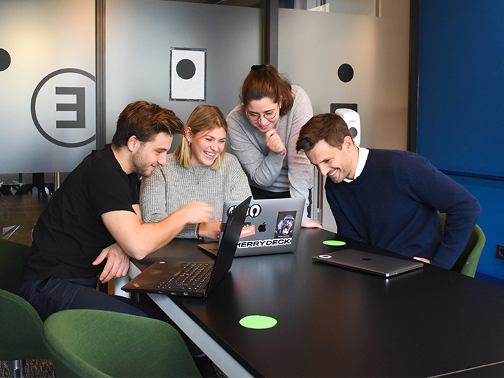Zu sehen sind vier Personen, die dank ihrer Soft Skills gemeinsam an einem Laptop arbeiten. Bild: Unsplash/ Cherrydeck