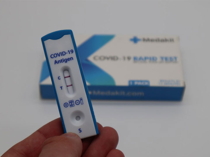 Positiver Antigen-Rapid-Test zeigt eine akute Corona-Infektion. Thema sind die Arbeitsausfälle durch die Pandemie. Bild: Unsplash/Medakit Ltd