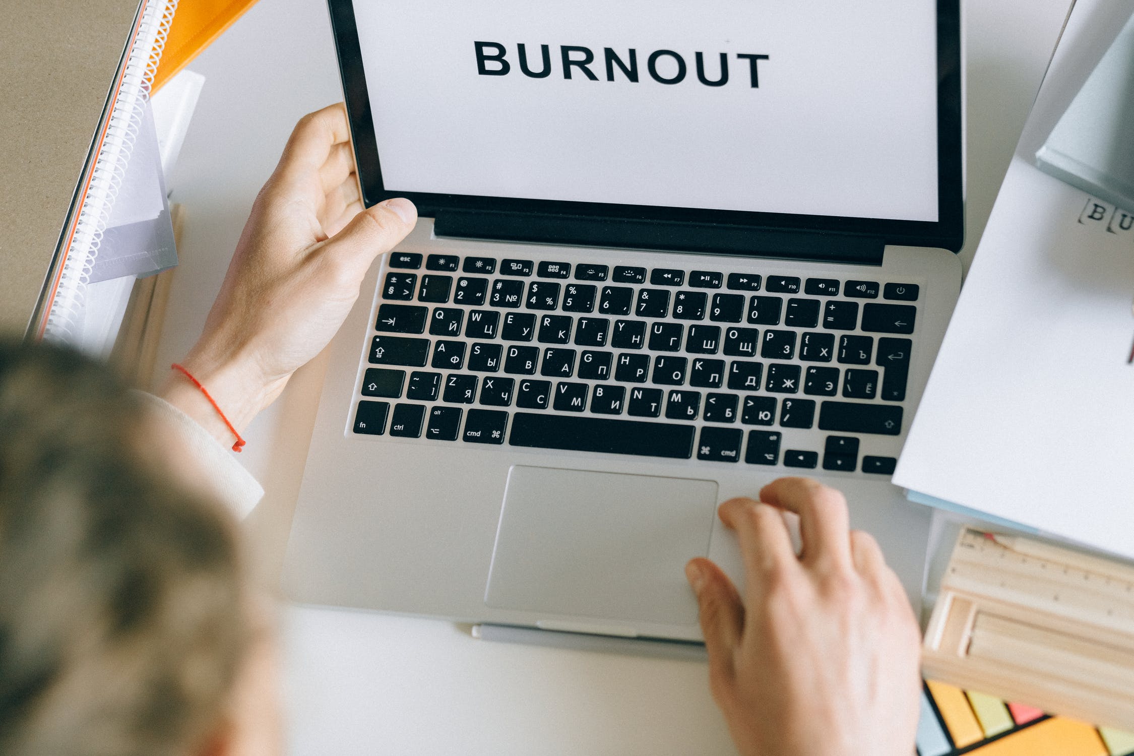 Monitor mit dem Wort Burnout. Thema ist das Burnout durch Corona. Bild: Pexels/ Nataliya Vaitkevich