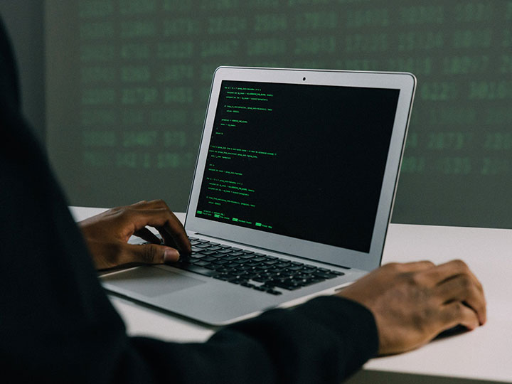 Symbolbild für einen Hacker vor seinem Laptop. Thema ist die Conti-Ransomware oder Hive oder Ransom Cartel. Bild: Pexels/Mati Mango