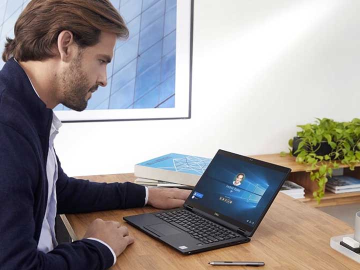 Ein Mann entsperrt seinen Laptop via Gesichtserkennung / Fast Identity Online. Thema ist die Multi-Faktor-Authentifizierung. Bild: Microsoft