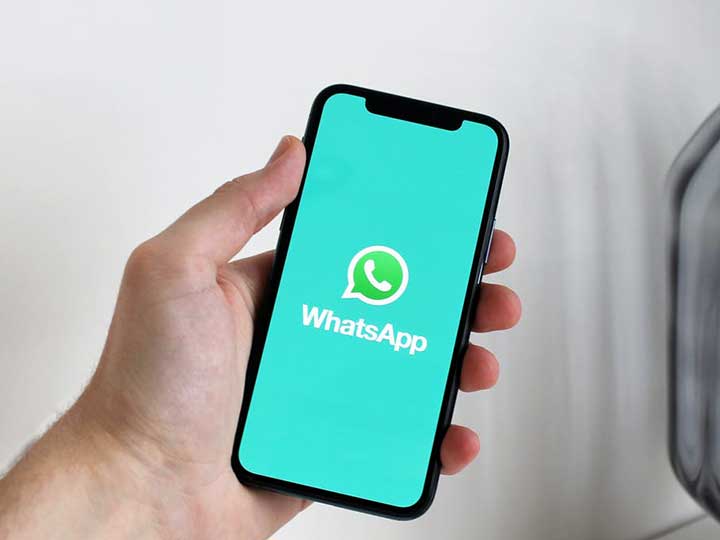 whatspp gehackt – momentan häufen sich die Betrugsmaschen. Zu sehen ist ein Smartphone mit WhatsApp. Bild: Pexels/Anton