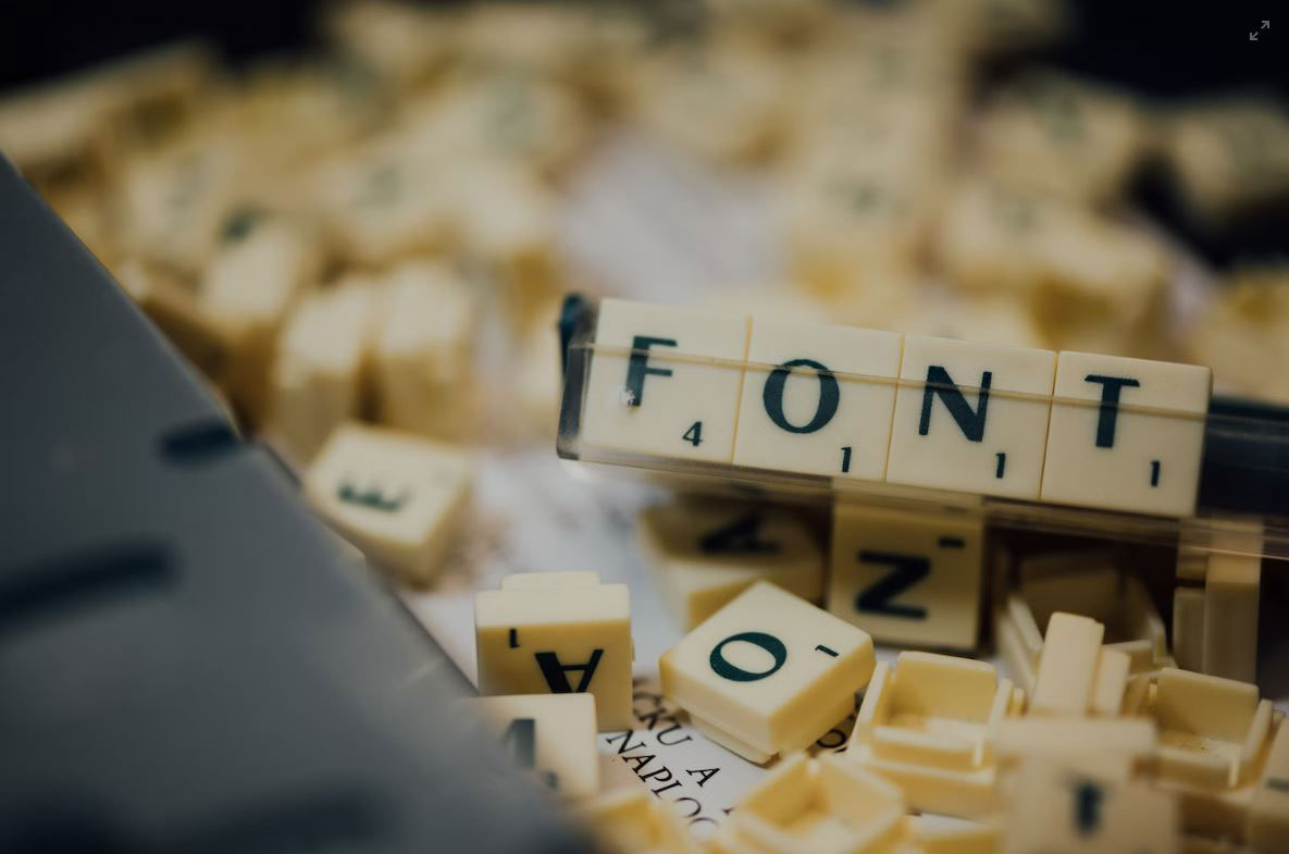 zu sehen ist das Wort "Fonts", gelegt aus Scrabble Steinen. Es geht um das Urteil zu Google Fonts, den DSGVO Verstoß und die Abmahnwelle gegen Webseitenbetreiber. Bild: Unsplash/Chuttersnap