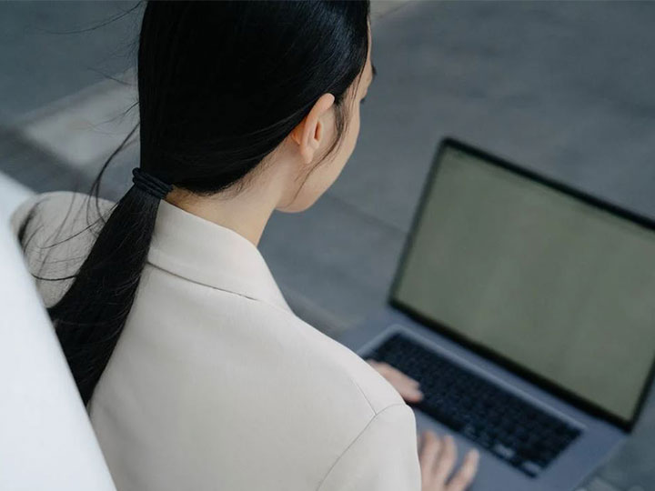 Eine Frau sitzt vor einem Laptop, der keine Daten mehr anzeigt. Thema ist die neue Ransomware HavanaCrypt, die die Daten verschlüsselt. IceFire Ransomware Bild: Pexels/John Diez