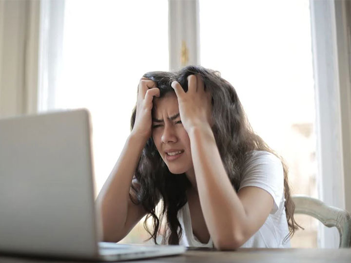 zu sehen ist eine Frau, die sich verzweifelt vor ihrem Laptop ist Haare rauft. Das Thema ist die Datenzerstörung durch Wiper und Rdapdylvb . Bild: Pexels/Andrea Piacquadio