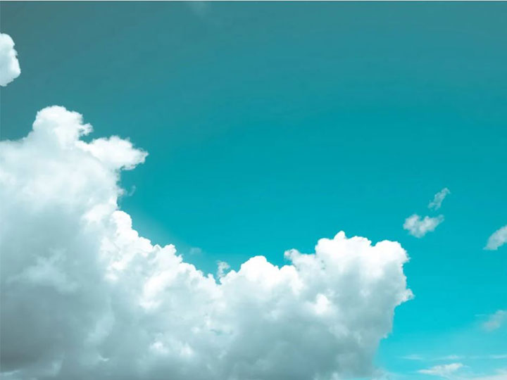 zu sehen sind Wolken am Himmel. Das Thema des Artikels lautet: Cloud Threats – das sind die größten Bedrohungen für die Cloud-Sicherheit. Smart Cloud. Bild: Pexels/Donald Tong cloud security report 2023