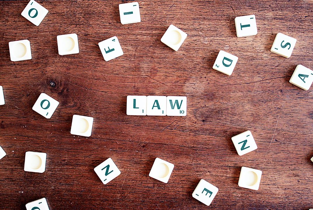 Gesetzesänderungen2023 - zu sehen ist das Wort "Law", gelegt aus Scrabble Buchstaben. Bild: Pexels/CQF-Avocat