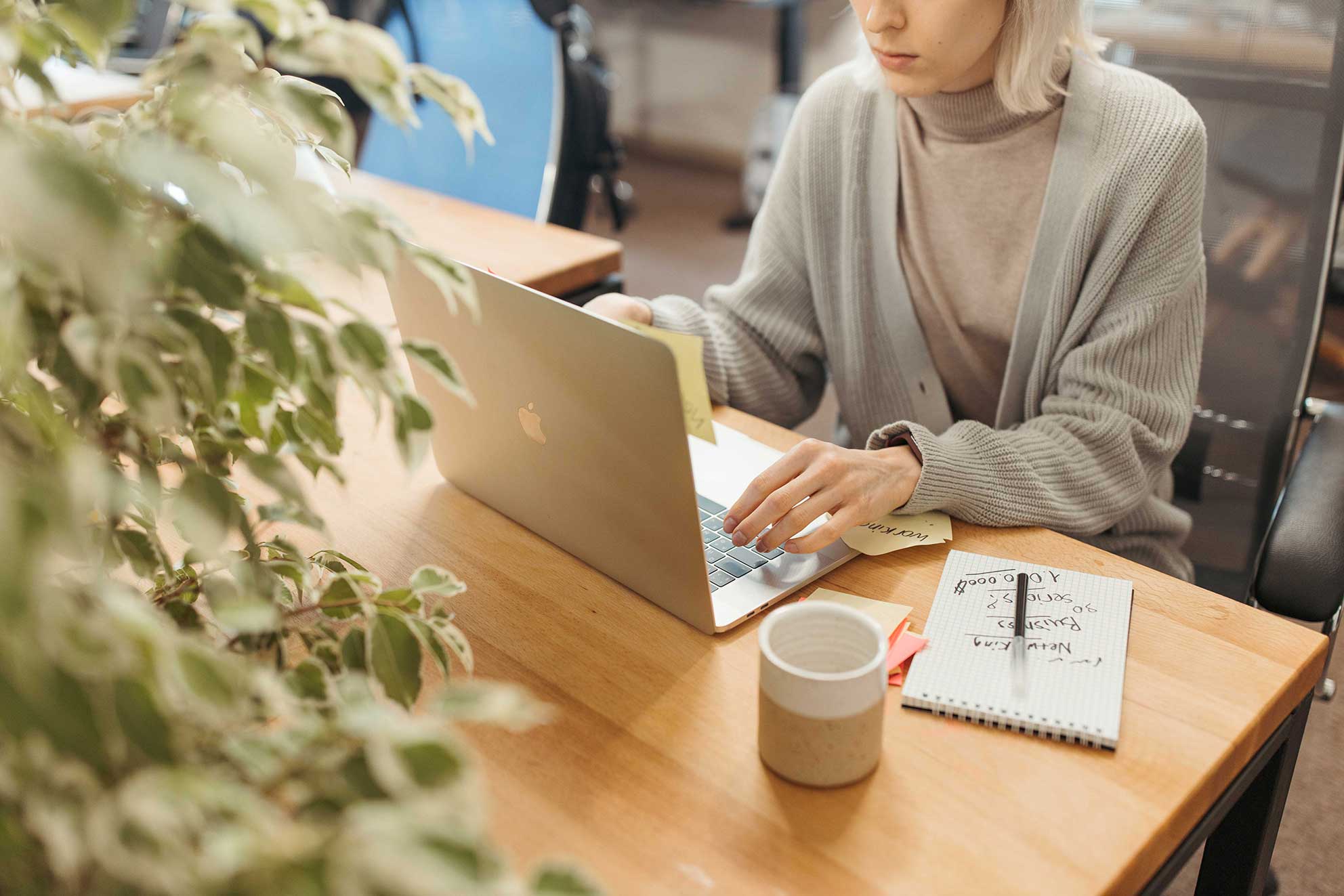 Thema E-Mail Management. Zu sehen ist eine blonde Frau am Schreibtisch vor ihrem Laptop. Bild: Pexels/Anastasia Shuraeva