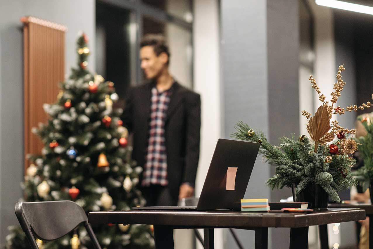 zu sehen ist ein nahezu leeres Büro mit weihnachtlicher Dekoration. Bild: Pexels/Pavel Danilyuk 