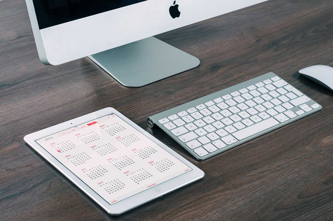 zu sehen ist ein Tablet auf einem Schreibtisch neben einem Mac. Auf dem iPad ist der Kalender geöffnet. Thema sind die Brückentage 2023. Bild: Pexels/Pixabay