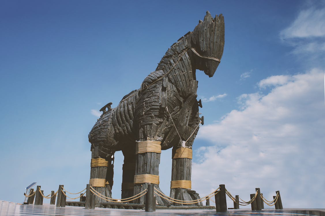 zu sehen ist ein Foto von einem nachgebauten trojanischem Pferd aus Holz. Thema sind Staatstrojaner. Bild: Pexels/KEMAL HAYIT