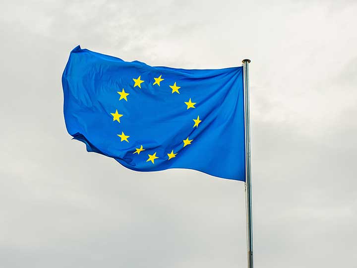 zu sehen ist eine Flagge der europäischen Union im Wind. Thema ist die beschlossene eIDAS Verordnung und die EUiD. Bild: Pexels/Dušan Cvetanović