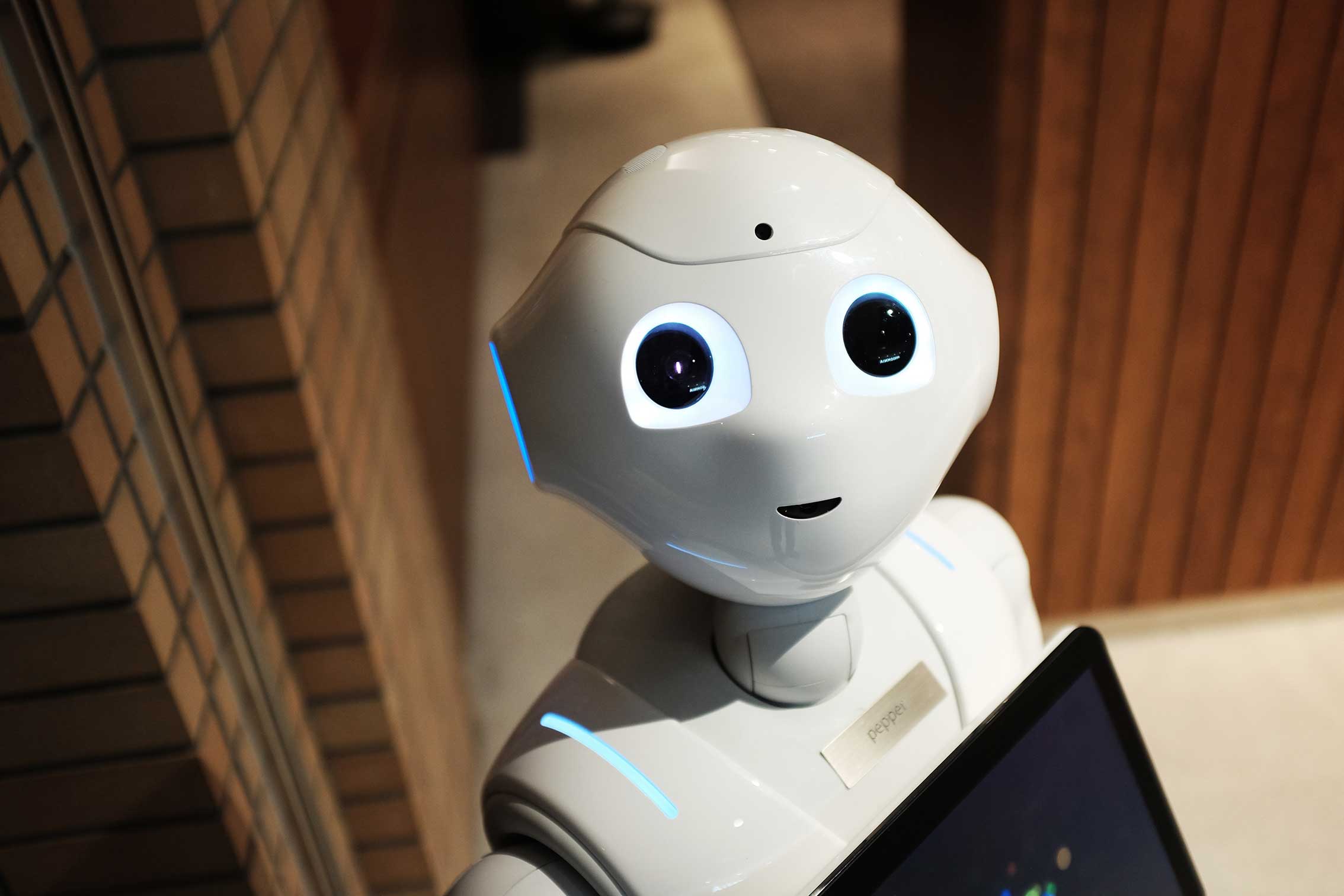 zu sehen ist ein freundlich wirkender Roboter. Thema ist die neue Sprach-KI ChatGPT. Bild: Pexels/Alex Knight
