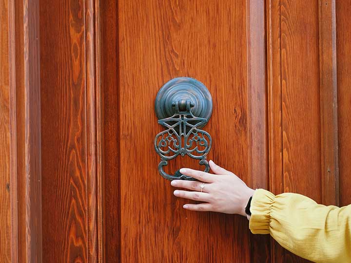 zu sehen ist eine Person, die an über einen Klopfer an eine Haustür klopft. Das Thema ist Port-Knocking. Bild: Pexels/Feyza Altun