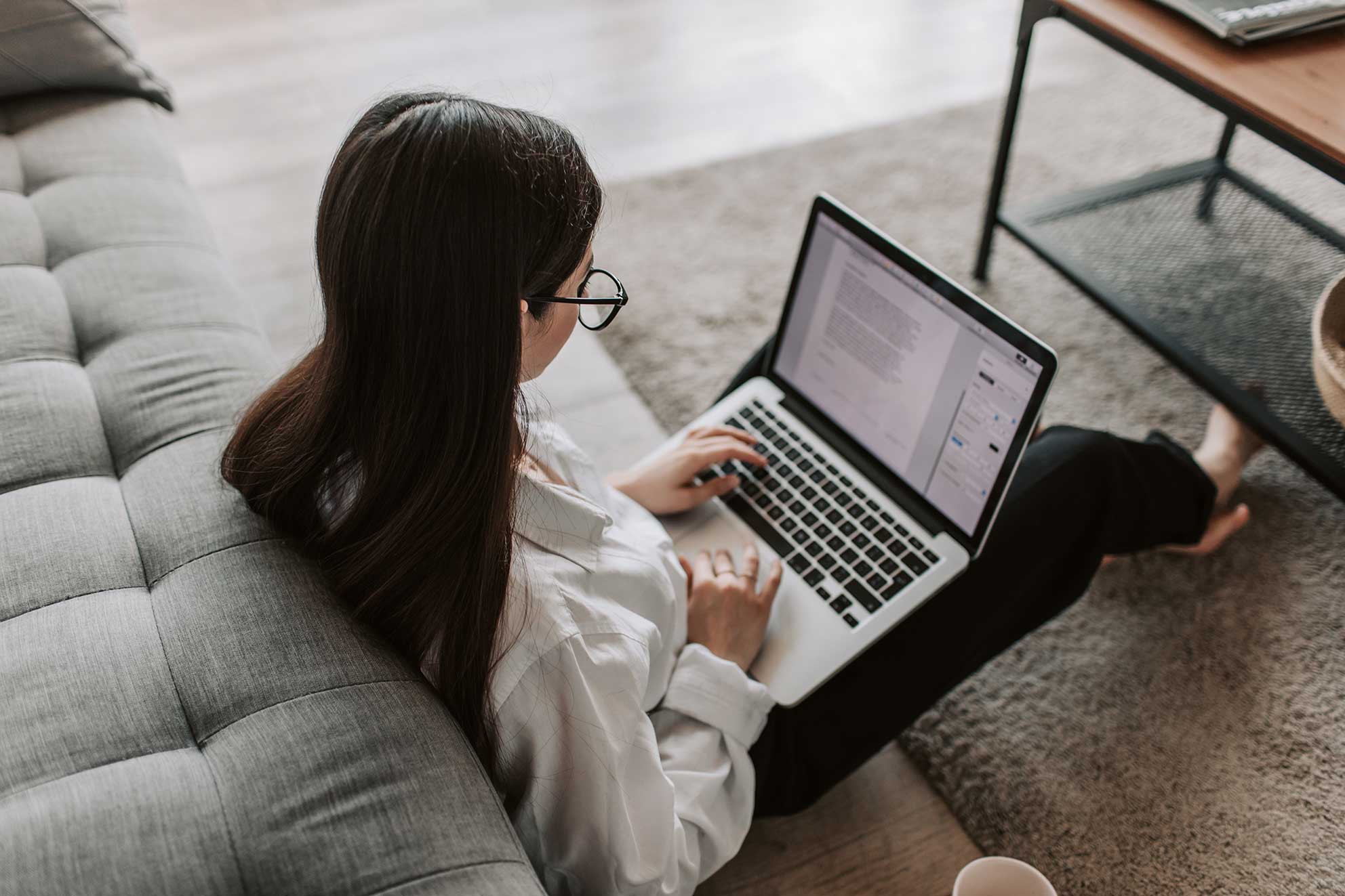 zu sehen ist eine Frau, die im Wohnzimmer an ihrem Laptop arbeitet. Das Thema ist die Best of Breed Strategie im Vergleich zu Single-Vendor. Bild: Pexels/Vlada Karpovich 