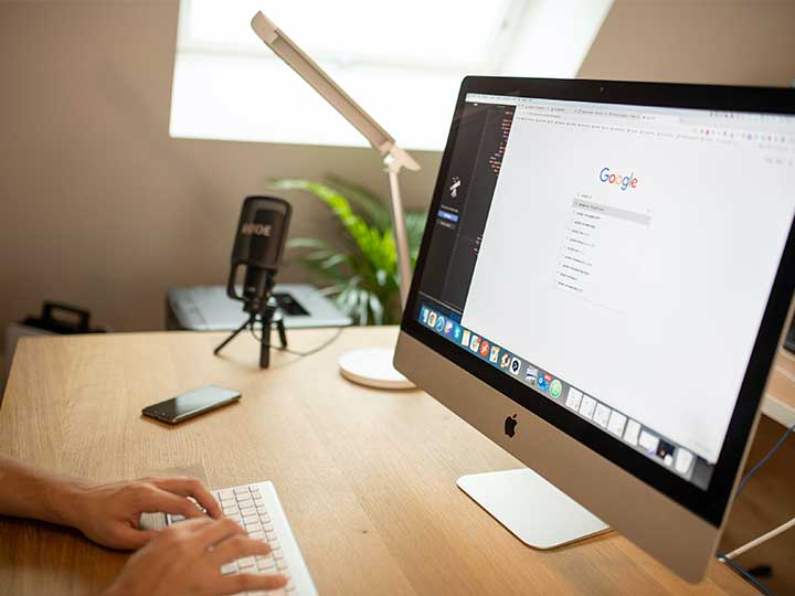 zu sehen ist ein Mac auf einem Schreibtisch. Google ist geöffnet. Thema ist die Browser Virtualisierung. Bild: Pexels/Philipp Pistis