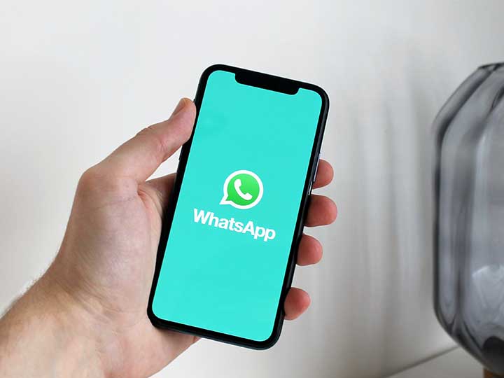 zu sehen ist eine Hand, die ein Smartphone hält, auf dem die App WhatsApp geöffnet ist. Aktuell sind WhatsApp Fake Anwendungen in Umlauf. Bild: Pexels/Anton