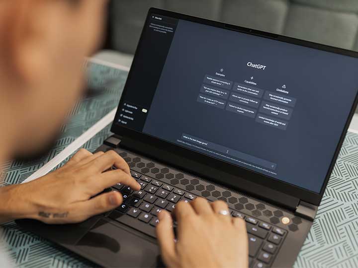 zu sehen ist ein Mann, der auf seinem Laptop die KI-Anwendung ChatGPT nutzt. Thema ist der Fobo Trojaner, der den Hype um ChatGPT nutzt. Bild: Pexels/Matheus Bertelli