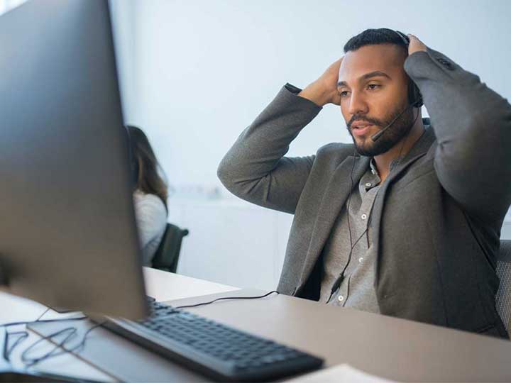 zu sehen ist ein verzweifelt wirkender Mann in seinem Büro vor seinem Laptop. Human Hacking Angriffe gegen Unternehmen nehmen zu. Bild: Pexels/Kampus Production