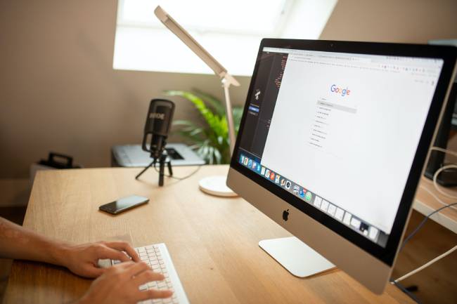 Ein Mann sitzt am PC und will Google Bard aufrufen. Bild: Pexels/Philipp Pistis