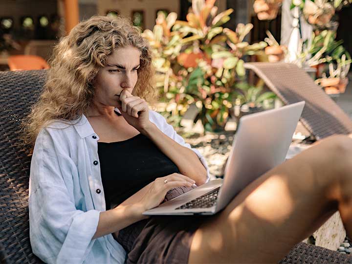 Zu sehen ist eine Frau, die draußen am Laptop arbeitet - das Outdoor-Home-Office ist beliebt. Bild: Pexels/Yan Krukau