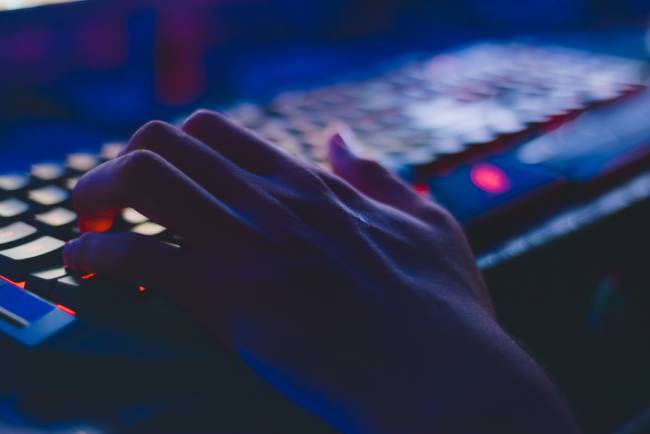 In einer dunklen Umgebung bedient eine Hand eine PC-Tastatur. Greift er die Schwachstelle Inception an? Bild: Pexels/Soumil Kumar