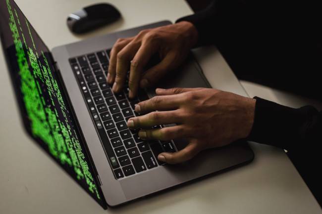 Zu sehen sind Hände, die einen Laptop bedienen - vielleicht ein Hacker, der die Sicherheitslücke angreifen möchte? Bild: Pexels/Sora Shimazaki