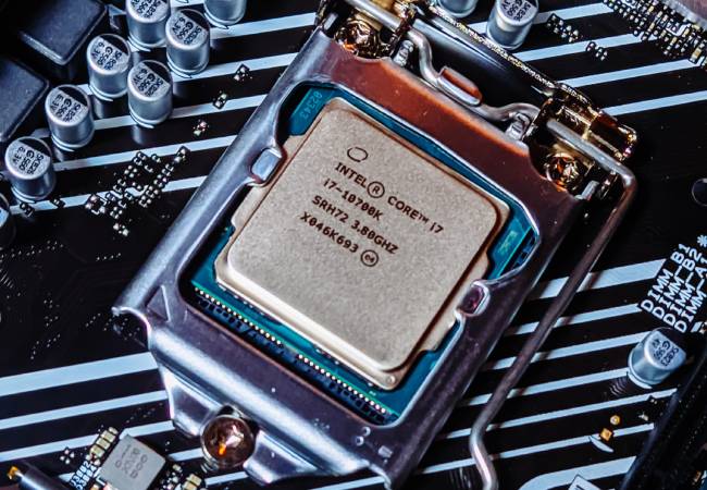 Zu sehen ist ein Intel-Prozessor. Er könnte von der Sicherheitslücke Downfall betroffen sein. Bild: Pexels/Tech Kiga