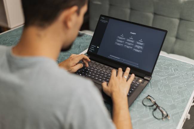 Zu sehen ist ein Mann an einem Laptop; er nutzt mit ChatGPT generative KI. Bild: Pexels/Matheus Bertelli