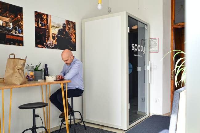 Zu sehen ist eine Phonebox in einem Coworking Space. Bild: Unsplash/Yolk CoWorking - Krakow