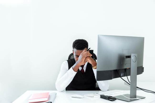 Ein Mann sitzt verzweifelt am Computer; sein Unternehmen ist Opfer der Akira-Ransomware. Bild: Pexels/Thirdman