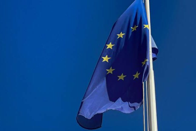 Zu sehen ist eine Fahne der EU. Es geht um den neuen AI Act. Bild: Pexels/ Viktorya Sergeeva