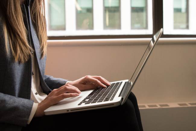 Zu sehen sind die Hände einer Frau, die einen Laptop bedient. Vielleicht nutzt sie ein Fernwartungstool und ist von AnyDesk-Hack betroffen. Bild: Pexels/Christina Morillo