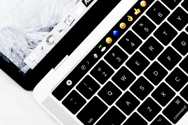 Zu sehen ist eine Laptop-Tastatur mit Emoji-Leiste. Emojis können die Netiquette unterstützen. Bild: Unsplash/Ibrahim Abazid