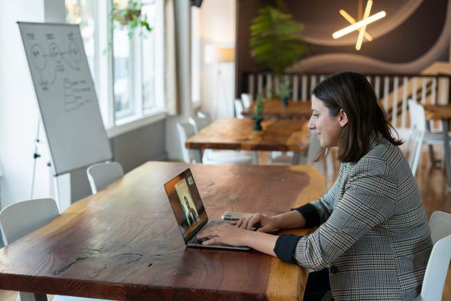 Zu sehen ist eine Frau in einem Online-Meeting. Sie scheint sich an die Netiquette zu halten. Bild: Unsplash/LinkedIn Sales Solutions
