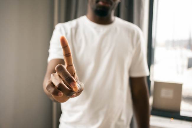 Zu sehen ist ein Mann mit erhobenem Zeigefinger; dies entspricht nicht der Netiquette. Bild: Pexels/Monstera Production